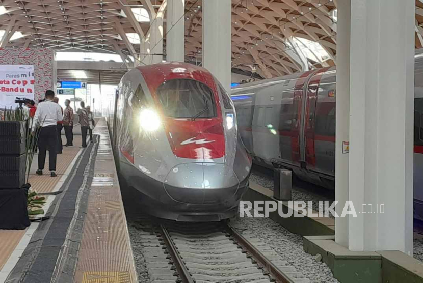 Kereta Cepat Jakarta-Bandung yang akan diresmikan oleh Presiden Joko Widodo (Jokowi) di Stasiun KCJB Halim, Jakarta Timur, Senin (2/10/2023).