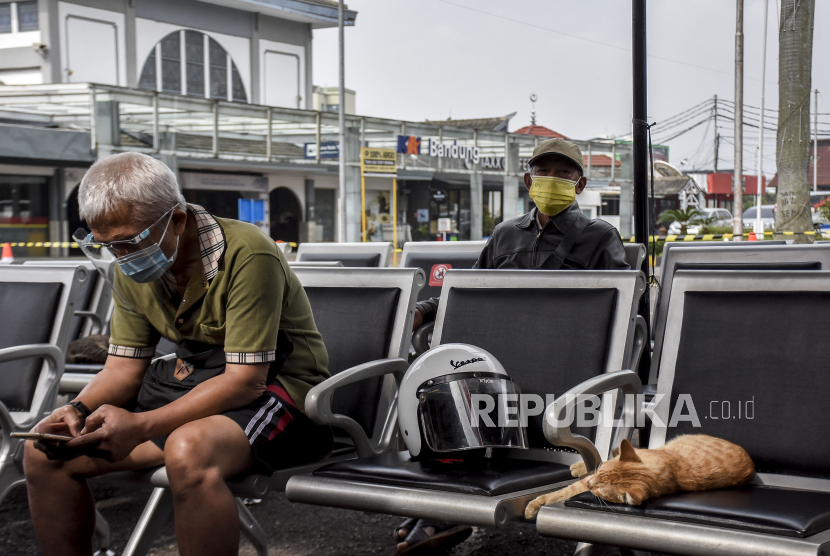 Calon penumpang menunggu perjalanan kereta di Stasiun Bandung, Kota Bandung, Senin (15/2). PT KAI terpaksa membatalkan 42 perjalanan kereta menuju Jakarta dan sekitarnyakarena pondasi jalur Kedunggedeh-Lemahabang tergerus akibat banjir.