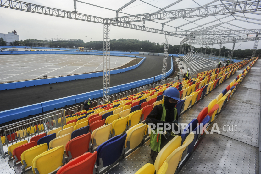 Pekerja memasang bangku penonton Jakarta International E-Prix Circuit (JIEC) atau Sirkuit Ancol, Jakarta Utara, Selasa (17/5/2022).