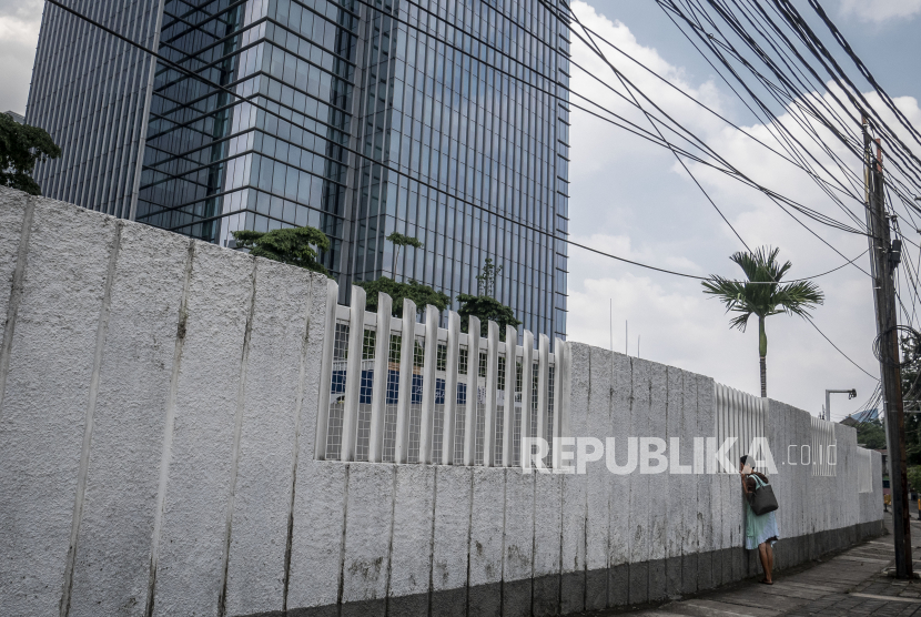 Dinas Tenaga Kerja, Transmigrasi, dan Energi DKI Jakarta menutup sementara sebanyak 113 perusahaan di Ibu Kota selama penerapan Pembatasan Sosial Berskala Besar (PSBB) pengetatan sejak tanggal 14-28 September 2020. Penutupan itu dilakukan lantaran melanggar aturan protokol kesehatan dan ditemukan adanya karyawan yang terpapar Covid-19.