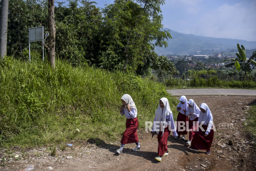 Sejumlah siswa berjalan menuju ruang kelas di SDN 5 Cikidang, Kabupaten Bandung Barat. IDAI menyarankan sekolah mmengurangi jam belajar karena cuaca panas yang sedang terjadi di Indonesia.
