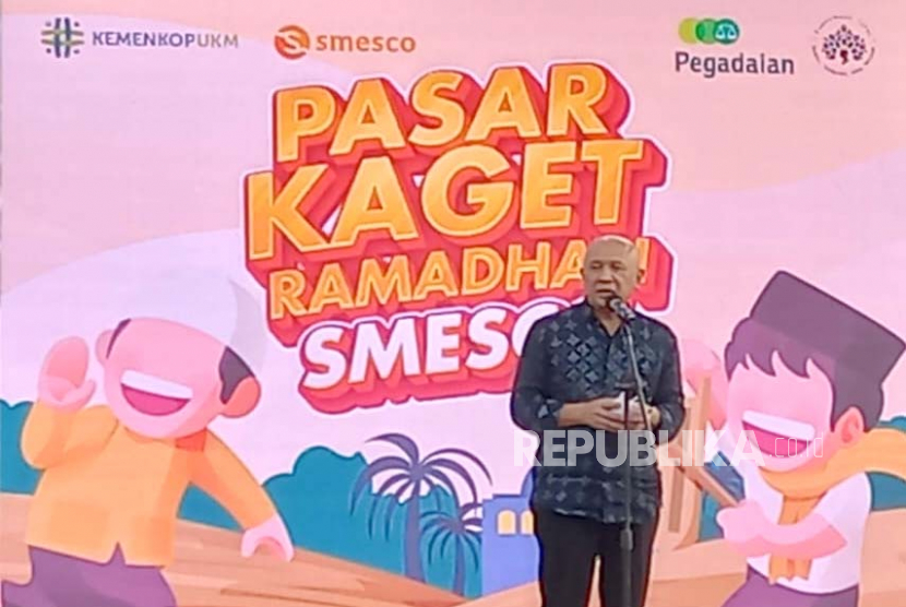 Menteri Koperasi dan UKM Teten Masduki membuka Bazaar Ramadhan di Smesco Indonesia, Jakarta, Senin (10/4/2023).