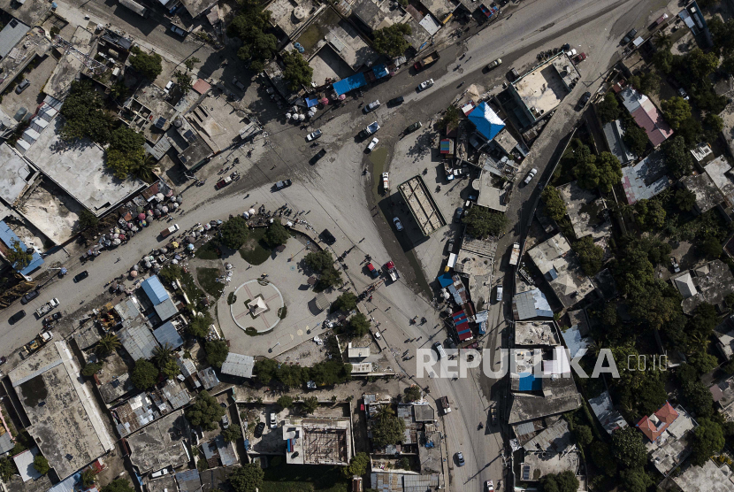 Persimpangan yang menghubungkan Port-au-Prince ke Croix-des-Bouquets. Baku tembak antara dua geng Haiti di dekat Ibu kota Port-au-Prince membuat ribuan orang terjebak di sebuah kota kecil pinggir pantai