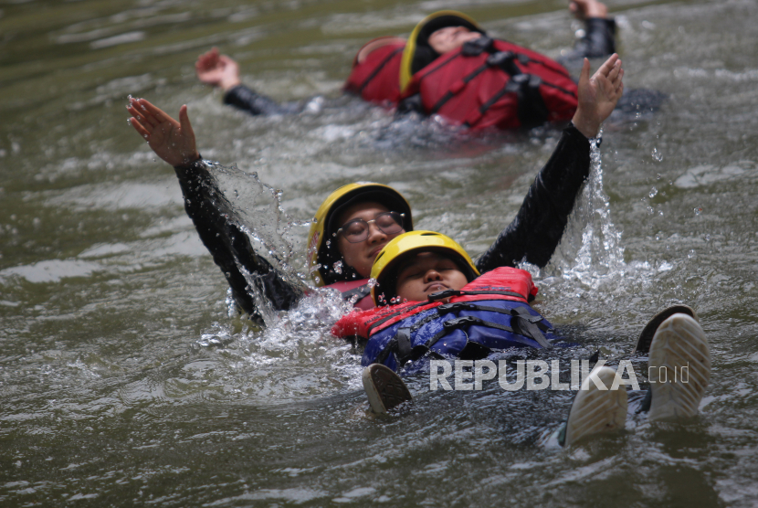 Sejumlah relawan mengikuti pelatihan pertolongan di dalam air di Bayur, Tangerang, Banten, Ahad (12/9/2021). Pelatihan yang digelar oleh PMI Kota Tangerang tersebut untuk memberikan pengetahuan kepada relawan remaja tentang teknik pertolongan di dalam air serta kesiapsiagaan menghadapi bencana. 