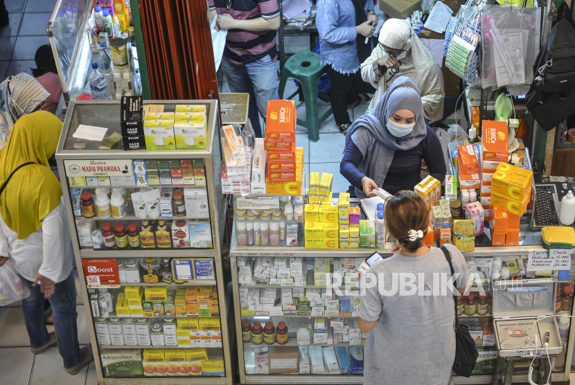Pedagang melayani pembelian obat di salah satu toko di Pasar Pramuka, Jakarta.