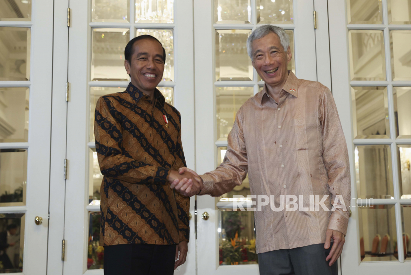 Perdana Menteri Singapura Lee Hsien Loong (kanan) bertemu dengan Presiden Joko Widodo (kiri) di The Istana di Singapura,  Kamis (16/3/2023).