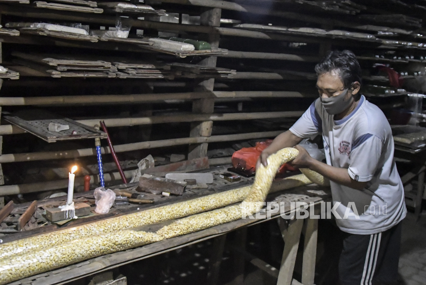 Pekerja memproduksi tempe di Bekasi, Jawa Barat, Minggu (3/1/2020). Sejumlah produsen tahu dan tempe kembali berproduksi setelah sebelumnya melakukan aksi mogok selama tiga hari karena harga kedelai di pasaran yang naik dari harga Rp 7.000 per kilogram menjadi Rp.9.000 per kilogram. 