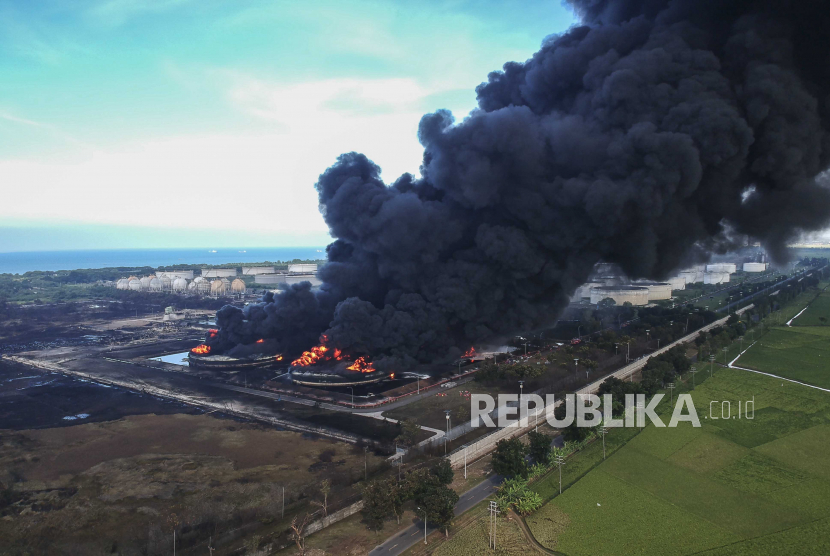  Sebuah gambar yang diambil dengan drone menunjukkan asap tebal mengepul saat kebakaran di kilang minyak Balongan milik negara di Balongan, Indramayu, Indonesia, 29 Maret 2021.
