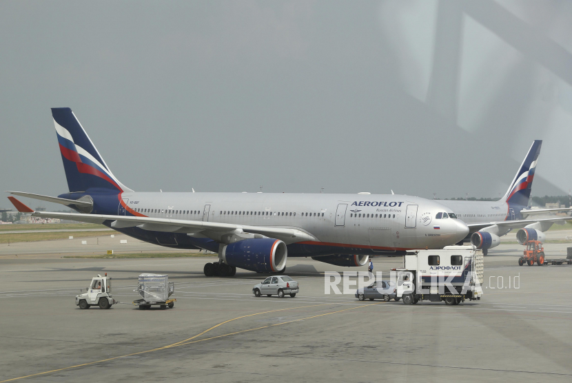 Pesawat Airbus A330 yang digunakan untuk penerbangan internasional Aeroflot disiapkan di bandara Sheremetyevo di Moskow, pada 27 Juni 2013