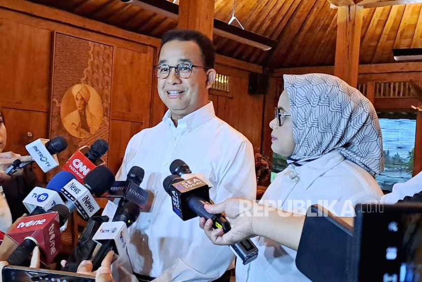 Capres nomor urut 1 Anies Baswedan saat memberi keterangan pers jelang debat di kediamannya di Lebak Bulus, Jakarta Selatan, Ahad (7/1/2024). 