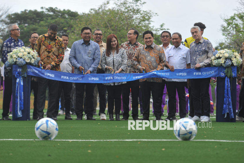 (Kika) FIFA Lead Regional Office Lavin Vignesh, Dirut Bank Mandiri Darmawan Junaidi, FIFA Council Member Kanya Keomany dan Ketua Umum PSSI Erick Thohir melakukan seremoni peresmian lapangan mini-soccer FIFA Arena di kawasan Bank Mandiri Wijayakusuma, Jakarta, Selasa (6/5/2025). Peresmian lapangan mini-soccer yang akan digunakan oleh pelajar usia dini ini merupakan hasil sinergi PSSI dan FIFA yang didukung Bank Mandiri untuk mengakselerasi prestasi olahraga sepakbola di Indonesia sejak dini. Tak hanya itu, sinergi ini turut menghadirkan Garuda Academy sebagai program pendidikan strategis untuk mencetak generasi muda Indonesia menjadi pakar di bidang manajemen olahraga.