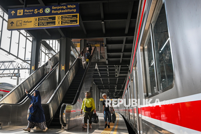 Calon penumpang berjalan menuju kereta rel listrik (KRL) di Stasiun Tanah Abang, Jakarta Pusat, Senin (30/6/2025). Direktorat Jenderal Perkeretaapian Kementerian Perhubungan telah merampungkan revitalisasi Stasiun Tanah Abang dengan angaran Rp338 miliar yang meliputi perluasan peron, penambahan kapasitas penumpang dan sejumlah fasilitas lain disertai perubahan pola operasi perjalanan kereta rel listrik guna mengoptimalkan pelayanan moda transportasi umum. 