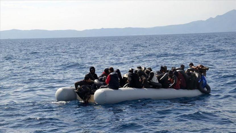 Penjaga pantai Yunani mendorong dua rakit penyelamat dan perahu karet yang membawa para pencari suaka di Laut Aegea kembali ke Turki - Anadolu Agency