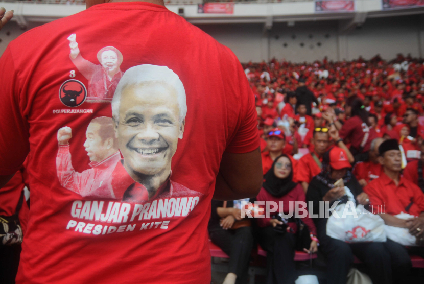 Simpatisan memakai baju dukungan untuk bakal calon presiden 2024 PDIP Ganjar Pranowo saat puncak peringatan Bulan Bung Karno di Stadion Utama Gelora Bung Karno, Jakarta, Sabtu (24/6/2023).