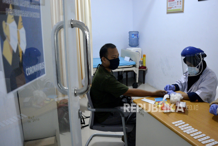 Petugas medis mengambil sampel darah jurnalis saat Rapid Test atau pemeriksaan cepat COVID-19 di Rumah Jabatan Gubernur Sulsel, Makassar, Sulawesi Selatan, Rabu (15/4/2020). Rapid test yang diikuti 40 wartawan dari sejumlah media tersebut untuk pencegahan penyebaran virus corona atau COVID-19 di kalangan wartawan di Kota Makassar