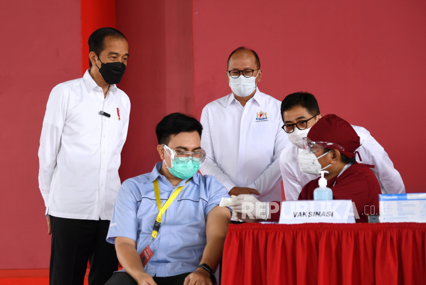 Presiden Joko Widodo (kiri) didampingi Ketua Kadin  Rosan P Roeslani (tengah) meninjau pelaksanaan perdana program vaksinasi gotong royong di Pabrik PT Unilever Indonesia Tbk, Cikarang. Indonesia menyatakan siap menjadi hub produksi vaksin Covid-19 untuk Asia Tenggara (ilustrasi).