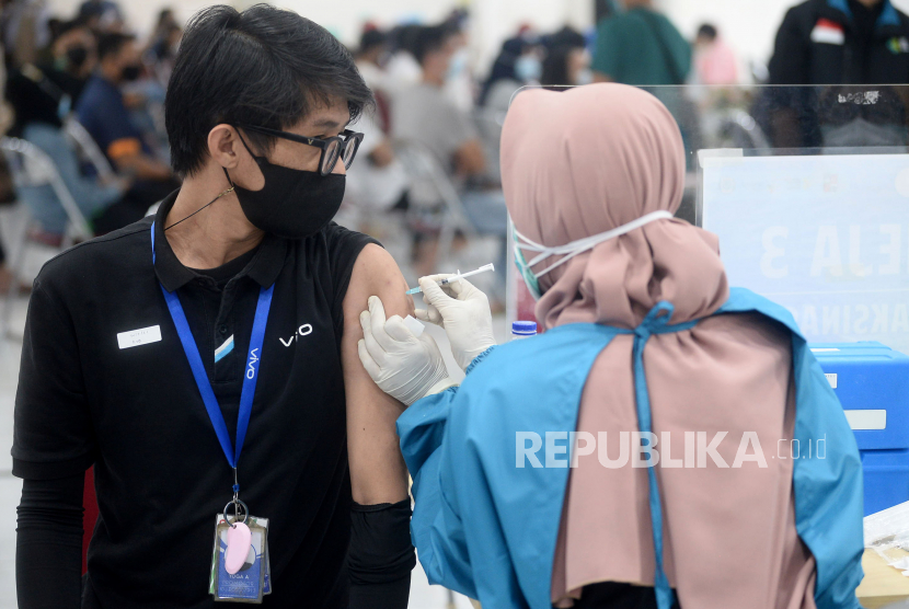 Vaksinator menyuntikan vaksin Covid-19 kepada para karyawan retail saat vaksinasi massal di Mall BTM, Bogor, Jawa Barat.