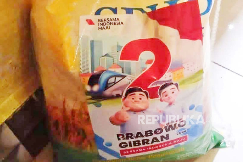 Tangkapan layar potret beras Bulog yang ditempeli stiker Paslon 02 Prabowo-Gibran yang viral di media sosial, Jumat (26/1/2024)