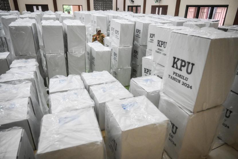 ILUSTRASI Petugas memeriksa kotak suara Pemilu 2024 saat tiba di Kecamatan Sepaku, Penajam Paser Utara, Kalimantan Timur, Ahad (11/2/2024).