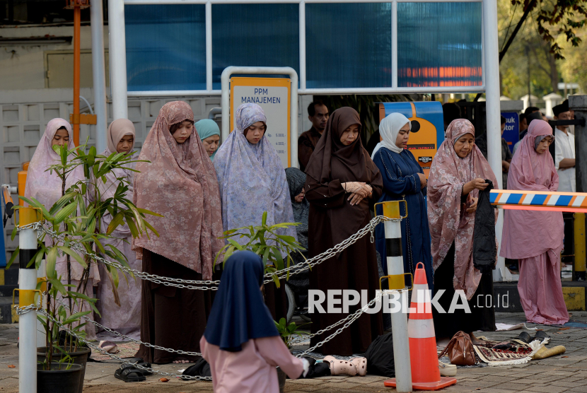 Muhammadiyah members performed Eid al-Fitr prayers for 1447 on the grounds of the Muhammadiyah Central Leadership Building in Menteng, Central Jakarta, Friday (March 20, 2026).