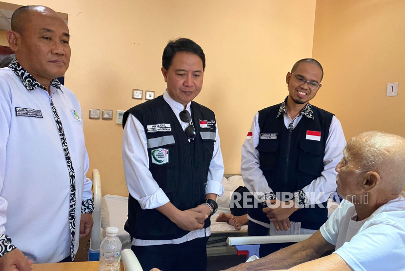 Dirjen Penyelenggaraan Haji dan Umrah (PHU) Kementerian Agama, Hilman Latief menjenguk pasien jamaah lansia di klinik Kantor Kesehatan Haji Indonesia (KKH), Makkah, Senin (25/6/2024). 