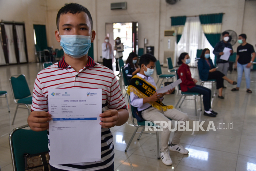 Seorang anak penerima vaksin Covid-19 menunjukan sertifikat vaksin di Gedung PKK, Medan Petisah, Kota Medan, Rabu (7/7).  Pemerintah Kota Medan mulai melakukan vaksinasi Covid-19 terhadap anak usia 12-17 tahun dengan target 1.000 orang anak per hari.