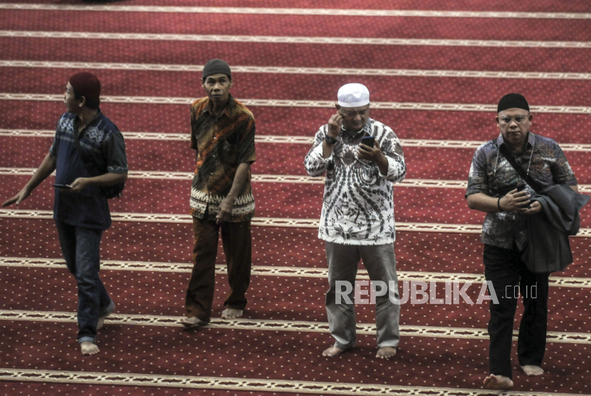 Umat Muslim berjalan usai melaksanakan shalat (ilustrasi)