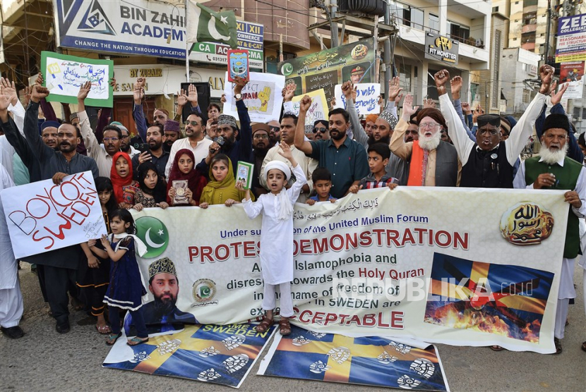 Demonstran mengikuti aksi protes terhadap pembakaran salinan Alquran di Swedia, di Karachi, Pakistan, Ahad (2/7/2023).