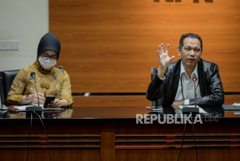 Wakil Ketua KPK Nurul Ghufron (kanan) didampingi Plt Juru Bicara Bidang Pencegahan Ipi Maryati Kuding (kiri) saat memberikan keterangan pers.