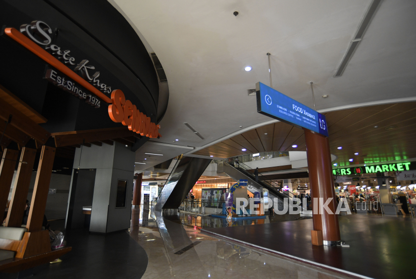 Suasana pusat perbelanjaan Bintaro Jaya Xchange di Tangerang Selatan, Banten, Sabtu (28/3/2020). Sejumlah pusat perbelanjaan mulai menerapkan penutupan sementara dan pembatasan jam operasional supermarket serta apotek sebagai dukungan kepada pemerintah dalam pencegahan penyebaran virus corona (COVID-19)