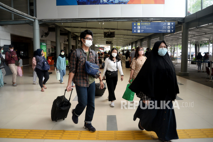 Sejumlah penumpang kereta api tiba di Stasiun Senen, Jakarta (ilusrasi). PTKereta Api Indonesia (KAI) dan Ditjen Dukcapil kerja sama verifikasi data pelanggan kereta api
