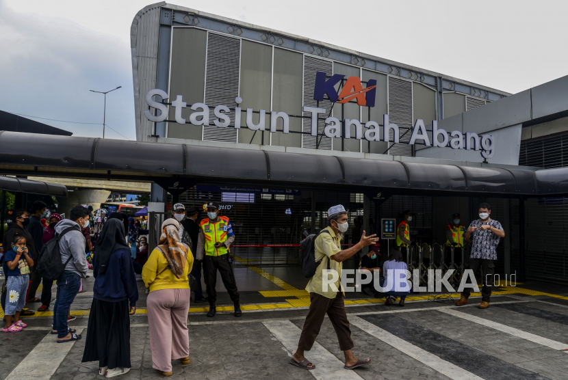 Petugas keamanan memberikan penjelasan kepada penumpang yang akan menaiki KRL di Stasiun Tanah Abang, Jakarta.ilustrasi Republika/Putra M. Akbar