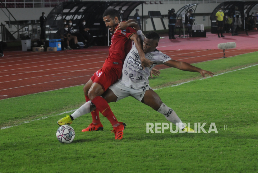 Pesepak bola Bali United Eber Bessa (kanan) berusaha merebut bola dari pesepak bola Persija Jakarta Yann Motta (kiri) pada pertandingan Liga 1 di Stadion Manahan, Solo, Jawa Tengah, Kamis (25/11/2021). Bali United bungkam Persija Jakarta 1-0. 