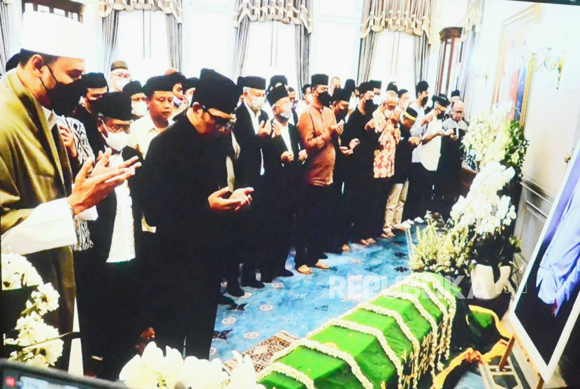 Gubernur Jawa Barat Ridwan Kamil memimpin shalat jenazah putra sulungnya Emmeril Kahn Mumtadz atau Eril di rumah dinas Gubernur Jawa Barat Gedung Pakuan, Kota Bandung, Ahad (12/6).