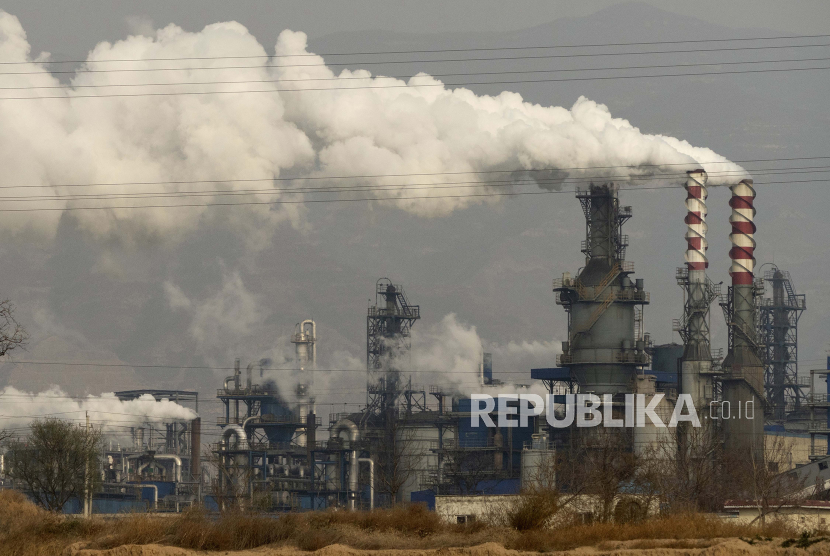 Ilustrasi asap pabrik. Kementerian Keuangan memutuskan untuk menunda implementasi penerapan pajak karbon, yang rencananya mulai berlaku 1 Juli 2022. 
