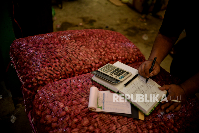 Pedagang mencatat jumlah penjualan dan pembelian di Pasar Induk Kramat Jati, Jakarta, Senin (20/2/2023). Menjelang bulan suci Ramadhan 1444 Hijriah, sejumlah kebutuhan bahan pangan seperti cabai rawit merah, cabai keriting, dan kentang mulai merangkak naik. Untuk harga cabai rawit merah saat ini kisaran Rp67.000 hingga Rp70.000 per kilogram, dari harga sebelumnya sekitar Rp50.000 per kilogram, dan harga kentang mengalami kenaikan Rp3.000 menjadi Rp17.000 per kilogram. Sementara untuk harga bawang merah cenderung mengalami penurunan dari sebelumnya Rp40.000 per kilogram, kini Rp35.000 per kilogram.
