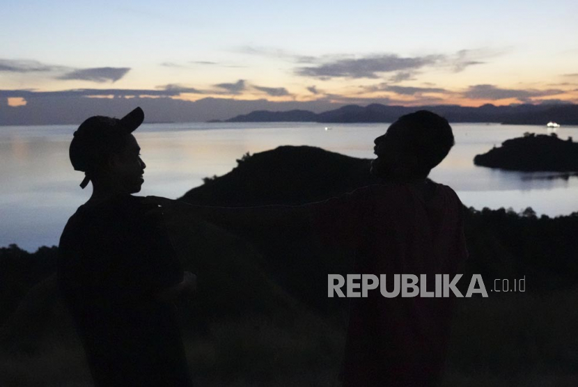  Orang-orang berdiri di atas bukit untuk menunggu matahari terbit di Labuan Bajo, Provinsi Nusa Tenggara Timur.