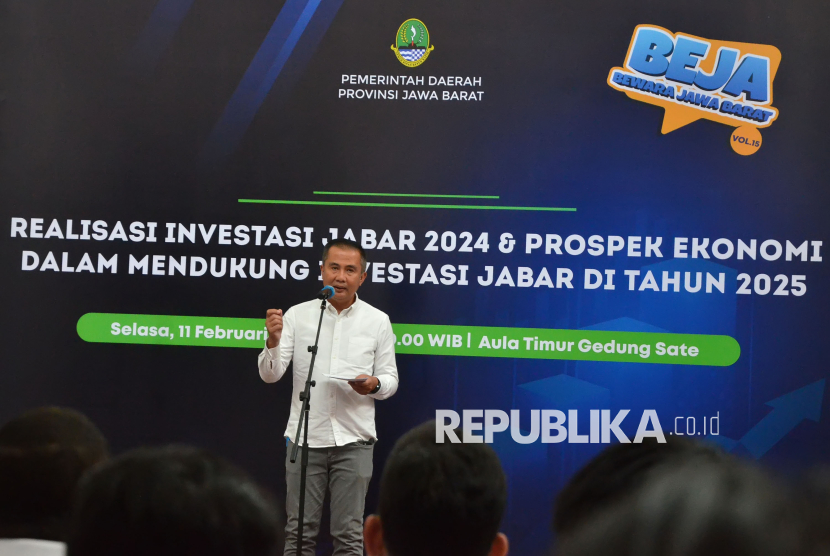 Pj Gubernur Jawa Barat (Jabar) Bey Machmudin menyampaikan sambutan saat acara Bewara Jawa Barat (Beja) Vol 15, di Gedung Sate, Kota Bandung (11/2/2025). Beja kali ini bertajuk Realisasi Investasi Jabar 2024 dan Prospek Ekonomi Dalam Mendukung Investasi Jabar di Tahun 2025.