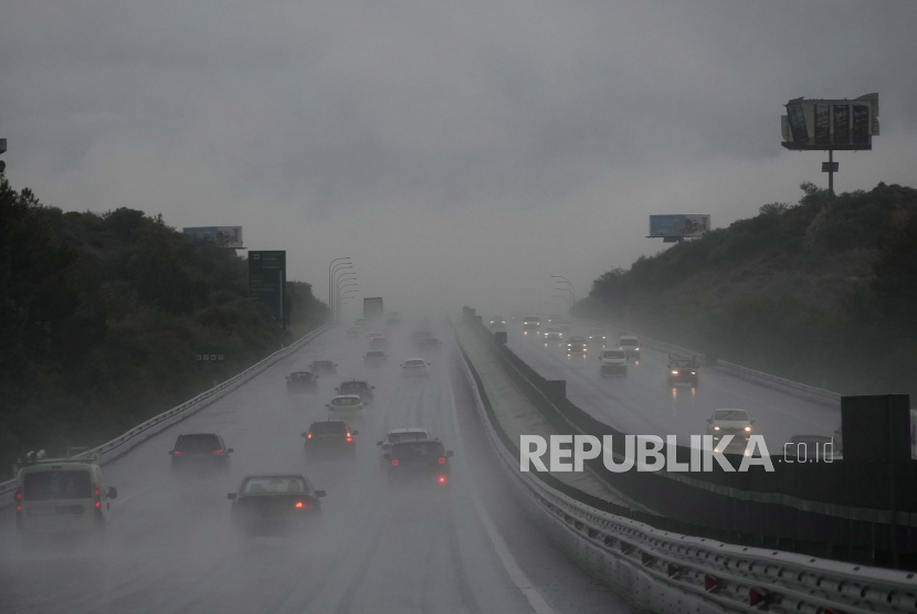 Pengemudi di jalan tol melakukan perjalanan saat hujan deras (ilustrasi)