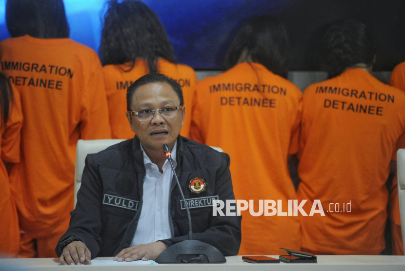 Direktur Pengawasan dan Penindakan Keimigrasian Yuldi Yusman memberikan keterangan terkait penangkapan WNA asal Vietnam yang diduga bekerja sebagai pekerja seks komersial di Lobby Direktorat Jenderal Imigrasi, Jakarta, Jumat (13/12/2024). Direktorat Jenderal Imigrasi mengamankan 12 WNA asal Vietnam karena melakukan pelanggaran dan menyalahgunakan dokumen keimigrasian untuk bekerja sebagai Pekerja Seks Komersial pada tempat hiburan di daerah Muara Karang, Jakarta Utara.