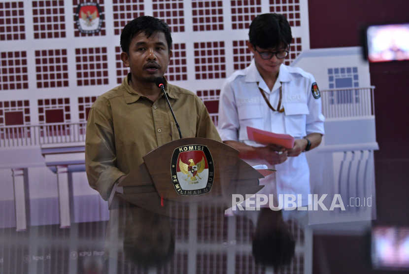 Anggota Komisioner KPU Idham Holik (kiri) dan August Mellaz (kanan) menyampaikan perkembangan jumlah partai politik (Parpol) pendaftar sebagai calon peserta Pemilu 2024 di Kantor KPU, Jakarta.