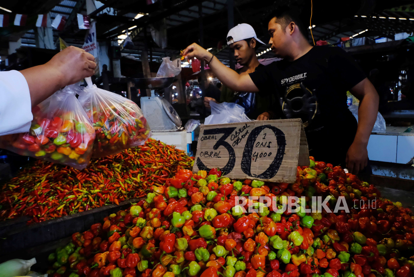 Pedagang cabai melayani pembeli di Pasar. Harga cabai di Kota Solo meroket hingga tembus Rp 87 ribu per kg. (Ilustrasi)