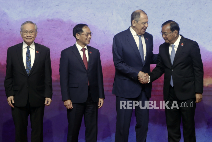  Menlu Rusia Sergey Lavrov (kedua kanan) berjabat tangan dengan Menlu Kamboja Prak Sokhonn (kanan) disaksikan Menlu Thailand Don Pramudwinai (kiri) dan Menlu Vietnam Bui Thanh Son seusai sesi foto dalam Pertemuan Menteri Luar Negeri ASEAN (PMC) bersama Rusia di Jakarta, Kamis (13/7/2023).