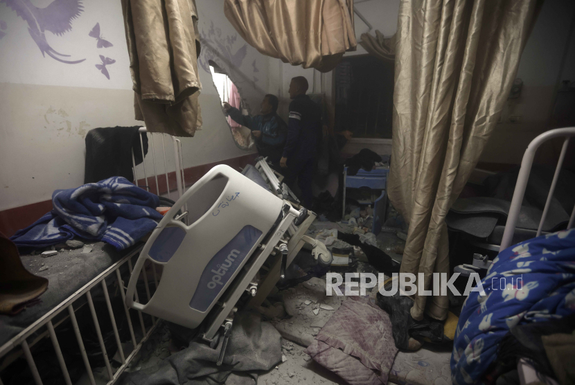 Paramedis Palestina memeriksa kerusakan di ruang pasien akibat serangan Israel di bangsal bersalin Rumah Sakit Nasser di kota Khan Younis, Jalur Gaza selatan, Ahad (17/12/2023).