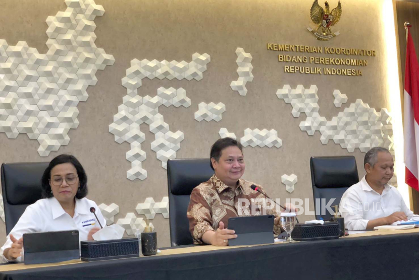 Menteri Keuangan Sri Mulyani, Menko Perekonomian Airlangga Hartarto mengadakan Konferensi pers PDB Kuartal III 2023 serta stimulus fiskal di Kemenko Perekonomian, Jakarta, Senin (6/11/2033). 