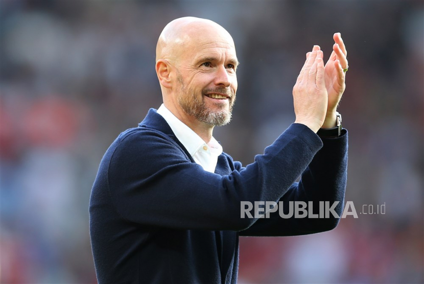  Manager of Manchester United, Erik ten Hag thanks the home crowd after the English Premier League soccer match between Manchester United and Fulham FC, in Manchester, England, 28 May 2023.    