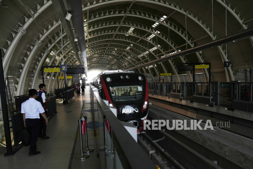 LRT Jabodebek. Peresmian operasional LRT Jabodebek diperkirakan mundur karena menunggu Jokowi.