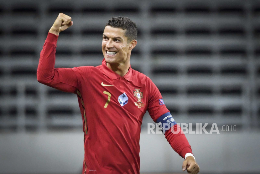 Cristiano Ronaldo tawarkan diri ke Barcelona setelah marah dengan manajer MU Ralf Rangnick ternyata hanya berita bohong alias prank dari media Spanyol.