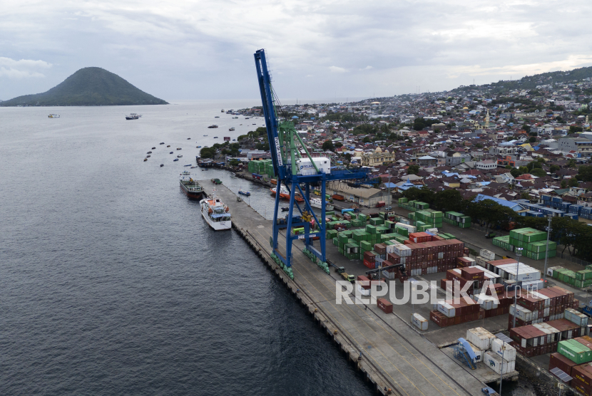 Foto udara alat berat pengangkut kontainer (Reach Stacker) memindahkan peti kemas di Pelabuhan Ternate, Maluku Utara, Sabtu (2/3/2024). 