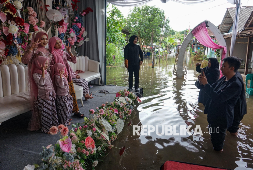 Pasangan Pengantin di Pekalongan Tetap Gelar Resepsi di Tengah Banjir